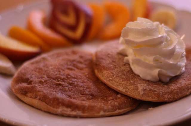 Foto k článku Pfannkuchen mit Zimtzucker und Schlagsahne